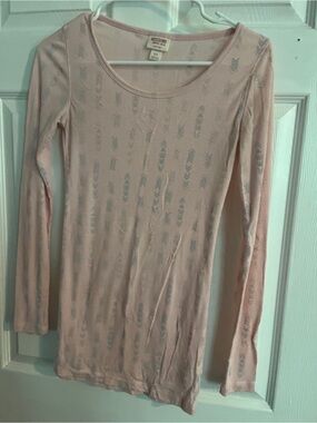 Mossimo Supply Co. Ribbed Scoop Neck Tee in Pale Pink with Gray Arrow Motif